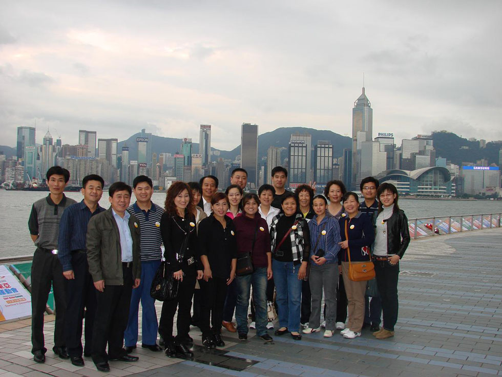 2009年11月份，公司組織本公司工齡8年以上員工赴港澳旅游，圖為在香港維多利亞港灣合影留念